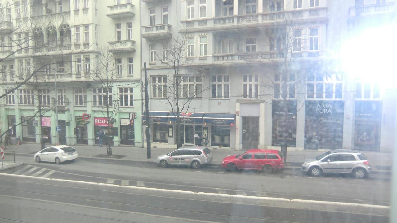 Hu, Prague